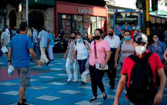 Casi siete de cada diez colombiano se han vacunado con su esquema anticovid completo. Foto: Camilo Suárez