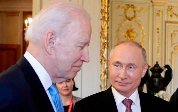 Los presidentes Joe Biden y Vladimir Putin han tenido algunos encuentros personales, de los cuales no ha salido un acuerdo que recomponga la relación. FOTO: Getty (Archivo) 