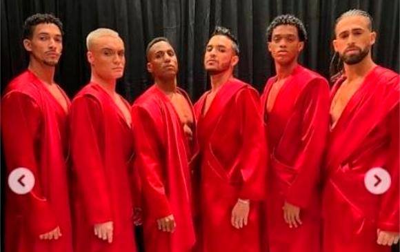 Cristian y Mateo junto a los demás bailaires del show de Beyoncé. FOTO Cortesía @teokrl