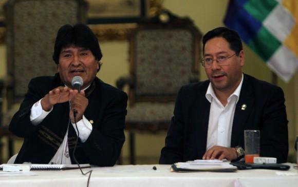 Evo Morales en 2019 cuando anunció su ficha presidencial, el economista Luis Arce. Foto: Ministerio de Economía de Bolivia.