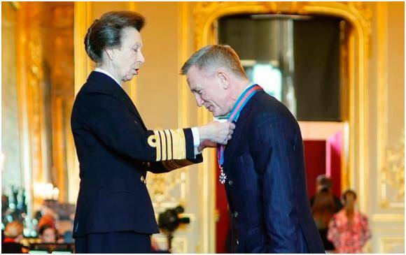 Daniel Craig recibe condecoración de manos de la princesa Ana. FOTO @RoyalFamily 