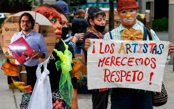 En varias ocasiones los artistas del cine, del teatro y del circo han protestado en contra del secretario de Cultura de Medellín. El trabajo de Narváez genera polémica en el sector artístico. FOTO el colombiano