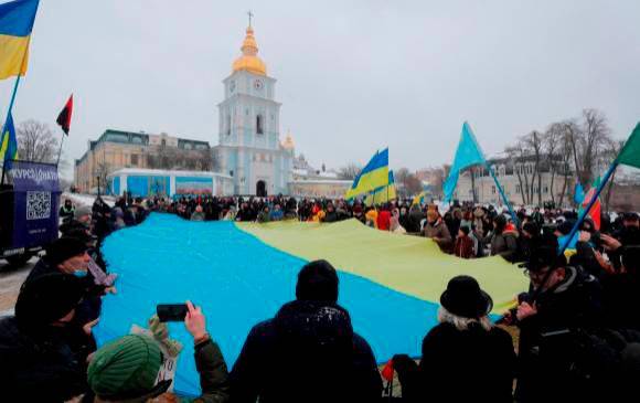 Durante este fin de semana se realizaron protestas contra Vladimir Putin en Kiev, capital de Ucrania. Los ciudadanos se congregaron para rechazar la presión militar en la frontera. FOTO EFE