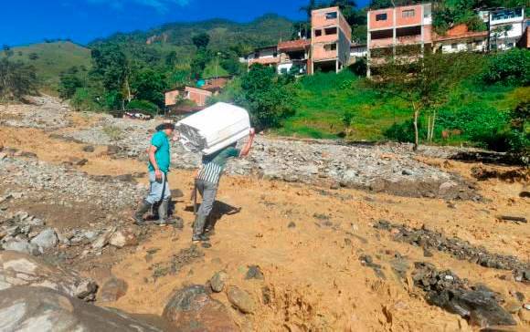 Habitantes de Briceño tratan de rescatar lo que el agua no se llevó a su paso, tras la creciente que arrasó con el barrio Fundungo - CORTESÍA ALCALDÍA DE BRICEÑO