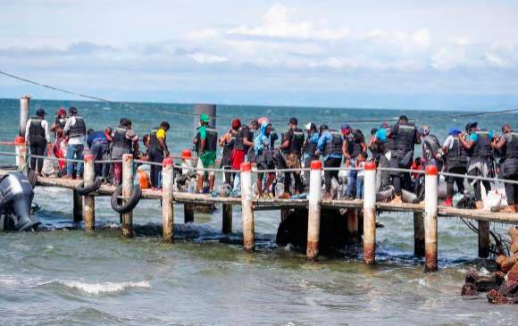 Cientos de migrantes salen diariamente de Necoclí para dirigirse a Panamá y más tarde hacia Norteamérica. Foto: MANUEL SALDARRIAGA, ENVIADO ESPECIAL A URABÁ