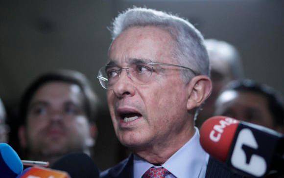 El expresidente Álvaro Uribe enfrenta un proceso por posible soborno y fraude procesal. FOTO: Colprensa