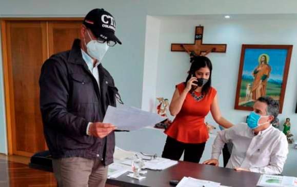 Los funcionarios del C.T.I llegaron hasta el despacho del Gobernador para hacer efectiva la orden de captura. Foto Cortesía