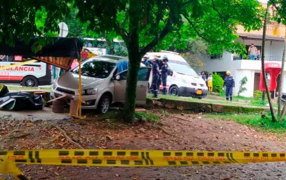En este automóvil viajaban las víctimas, cuando se produjo el ataque armado en el barrio Las Brisas de La Estrella. FOTO: CORTESÍA.
