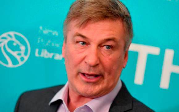 Alec Baldwin fungía como actor principal y productor de la cinta Rust. Ensayaba una escena en la que disparaba a la cámara cuando se dio el fatal accidente con la directora de fotografía Halyna Hutchins. FOTO AFP