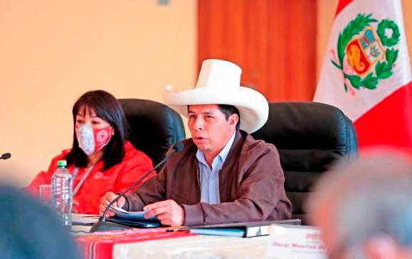 Pedro Castillo, presidente de Perú, enfrenta una fuerte oposición política. FOTO: Twitter @presidenciaperu