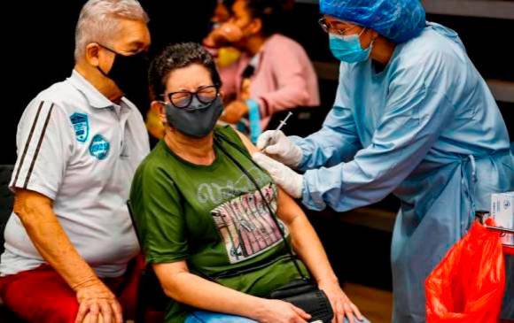 La meta de vacunación del Gobierno apunta a que más de 35 millones de colombianos tengan esquemas anticovid completos antes de que termine el año. Foto: Manuel Saldarriaga