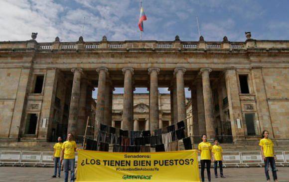 Campaña de Greenpeace en 2019 para la prohibición del asbesto. FOTO COLPRENSA