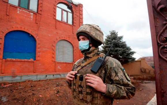Miembro del Ejército de Ucrania en Svitlodarsk. FOTO: EFE.