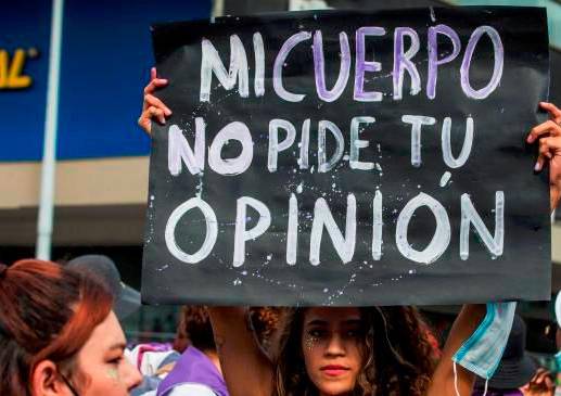 Estudiantes feministas convocan a marchas contra Rubiales. Piden al gobierno español tomar cartas en el asunto. Foto: Julio Herrera/de referencia. 