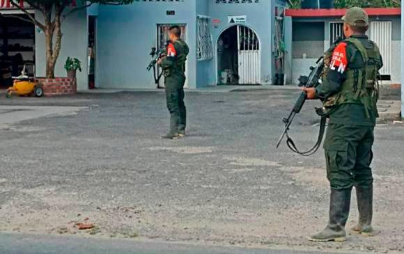 Imágenes de hombres del ELN patrullando en Arauca salieron a la luz mientras el presidente estaba en ese departamento. FOTO cortesía