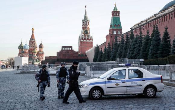 El centro de Moscú es custodiado por la policía para impedir focos de manifestaciones. Los ciudadanos están rechazando la guerra. FOTO EFE