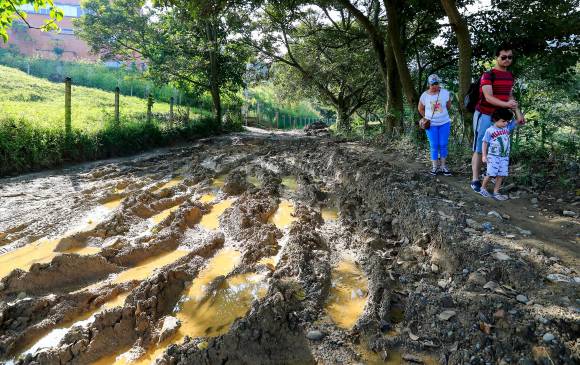 A la comunidad afectada le toca hacer maromas e incluso llevar recambio de zapatos para transitar por el sitio. FOTO: Jaime Pérez