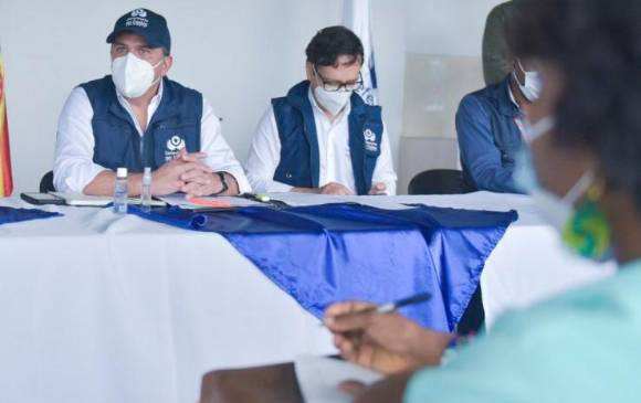 El defensor, Carlos Camargo (gorra) fue cuestionado por el despido de las 43 mujeres. FOTO: Cortesía Defensoría