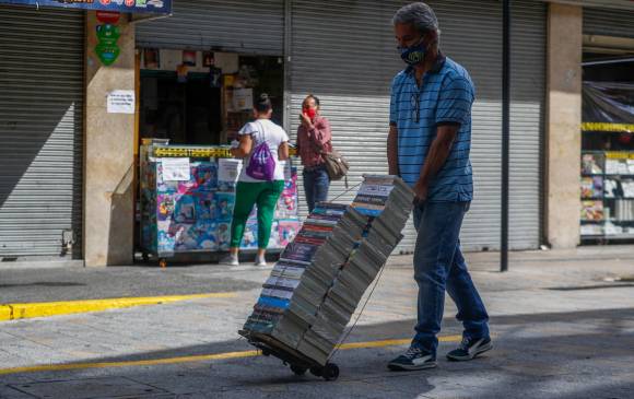 Los libreros la han pasado mal durante la pandemia. Tratan de salvar sus negocios con domicilios y no pierden la esperanza que algún día todo vuelva a la anormalidad en sus ventas. Foto Manuel Saldarriaga Quintero.