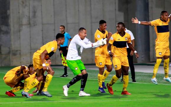 El arquero Nelson Ramos (pantaloneta verde), celebra uno de los tres goles que ha conseguido de manera consecutiva en el Torneo Betplay. FOTO DIMAYOR