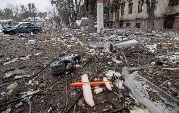 Un avión de juguete se encuentra entre los escombros después de un bombardeo nocturno en instalaciones militares ucranianas en Brovary, cerca de Kiev, el 01 de marzo de 2022. FOTO: EFE