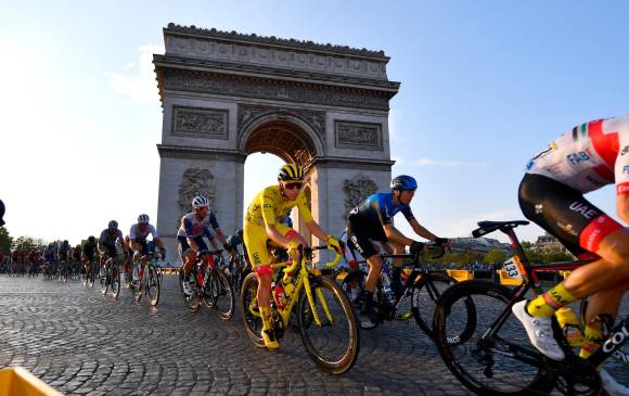 Tadej Pogacar sorprendió el año pasado a todo el mundo. Pese a su juventud corrió con inteligencia y llegó al Arco del Triunfo con la camiseta amarilla de líder del Tour. FOTO Getty