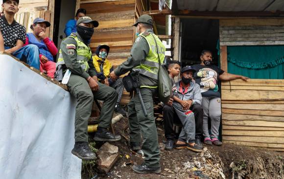 La Alcaldía de Medellín, que inicialmente estaba concentrada en el desalojo, ante la presión de las personas, estableció brigadas interinstitucionales para que fueran puerta a puerta a caracterizar a los habitantes. Foto: Manuel Saldarriaga Quintero