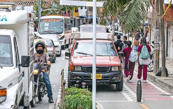 La carrera 49 quedó reducida a un carril mientras que la 48 soporta su carga, lo que ha generado congestiones en el parque de Bello. FOTO: Jaime Pérez