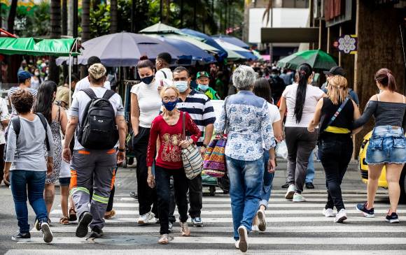 El centro de Medellín, aunque sea un espacio abierto, puede presentar aglomeraciones en sus calles. En esos caso es mejor seguir usando el tapabocas. FOTO JAIME PÉREZ.