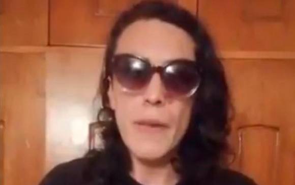 El joven, quien aparece en el video con unas gafas negras, aseguró que no es un vándalo y que “seguramente no encontrarán nada”. FOTO CAPTURA VIDEO
