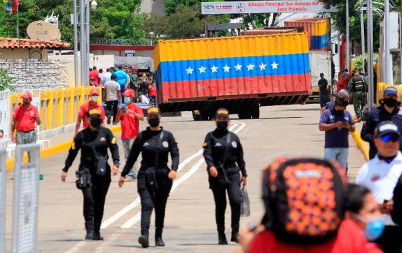 En 2015 la frontera fue cerrada al paso de vehículos por orden de Maduro. En 2019 Caracas terminó por romper toda relación con Colombia y bloquear el paso con contenedores. FOTO EFE