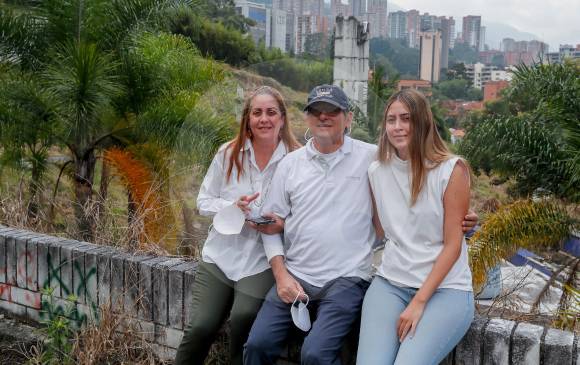 Los Henao Tobón recorrieron ayer el predio donde alguna vez estuvo Space. FOTO Donaldo zuluága
