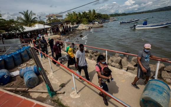 Las autoridades colombianas siguen buscando salidas a la crisis de migrantes en Necoclí, que en vez de mermar se agrava cada día. FOTO CAMILO SUÁREZ