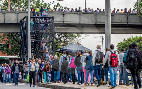 En la mañana del martes 23 de marzo se registraron largas filas en la estación Caribe, por el cierre de Tricentenario, Acevedo, Madera, Bello y Niquía. FOTO JUAN A. SÁNCHEZ