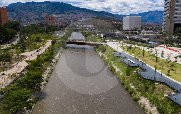 Río Medellín en inmediaciones de Parques del Río. FOTO Manuel Saldarriaga 