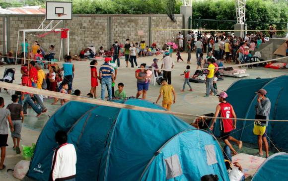 Migrantes venezolanos permanecen en un centro de integración ciudadana de Arauquita. FOTO EFE
