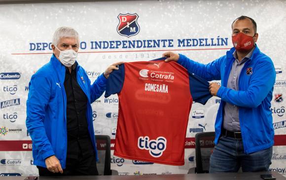 Julio Comesaña recibió del presidente Daniel Ossa la camiseta roja. También compartió con los jugadores. FOTO camilo suárez 