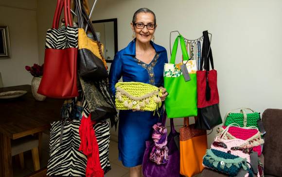 Gloria Arias fabrica bolsos exclusivos y nunca repite un mismo diseño. Hace 12 años inició su empresa. FOTO Jaime Pérez