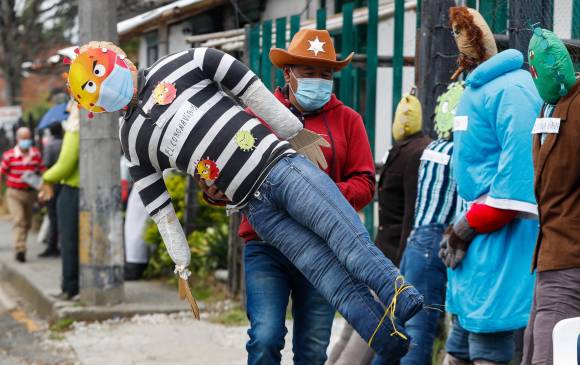 Elkin Jiménez fabrica muñecos de año viejo desde hace cinco décadas, porque es tradición familiar. Los del coronavirus son de los personajes más famosos este año. FOTOS manuel saldarriaga