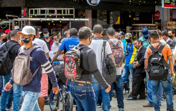 En el centro de Medellín, las aglomeraciones y la falta de distanciamiento hacen parte del panorama. FOTO Juan Antonio Sánchez