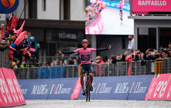 Etapa 16, la segunda victoria en su cuenta personal y la primera vistiendo la camiseta rosa. 