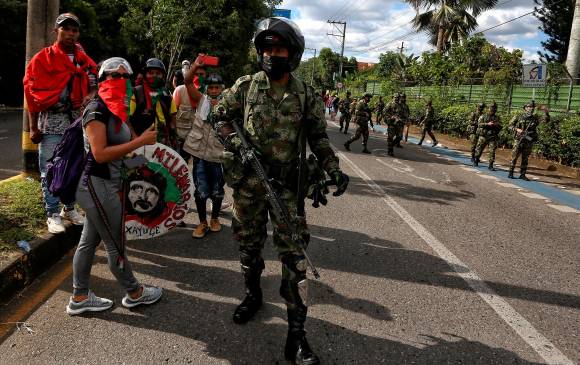 El Ejército tuvo que llegar a varias zonas de Cali y las vías de ingreso para retomar el control. FOTO EFE