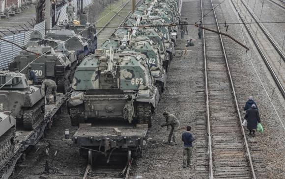 Vehículos armados rusos. En los últimos días se han presentado diferentes acciones que han incrementado la tensión en la región. FOTO: EFE.