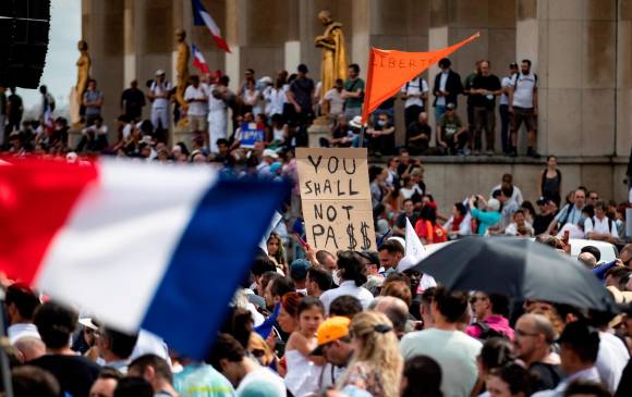 Una de las razones que está impulsando la implementación del pasaporte covid es el rápido avance de la variante delta del coronavirus en Francia. Foto EFE