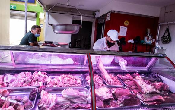 Luis Hernando Alarcón dice no descartar cerrar su carnicería este año. FOTO JAIME PÉREZ