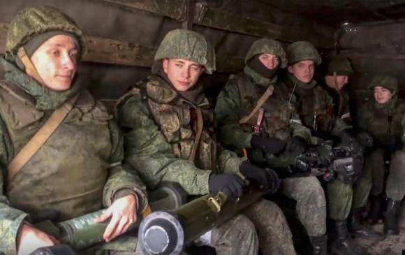 Milicianos rusos se vieron este miércoles conduciendo un tanque abandonado por el ejército ucraniano durante su retirada en la región de Donetsk, Ucrania. FOTO EFE