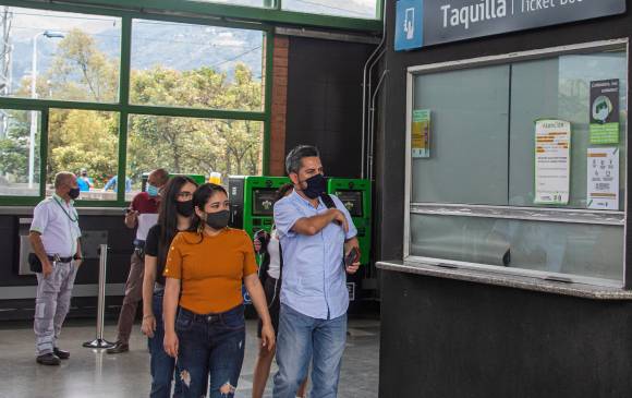 Otra alternativa planteada por el Metro es el viaje a crédito. Cuando la persona llega y la taquilla está cerrada, puede acceder al sistema con la tarjeta Cívica, que carga el viaje para que el usuario lo pague en la próxima recarga. FOTO Carlos Velásquez