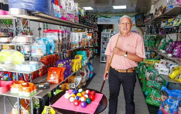 Óscar Herrera no pudo abrir más su cantina en Belén Rincón y por eso la convirtió en una tienda de mascotas. FOTO: MANUEL SALDARRIAGA