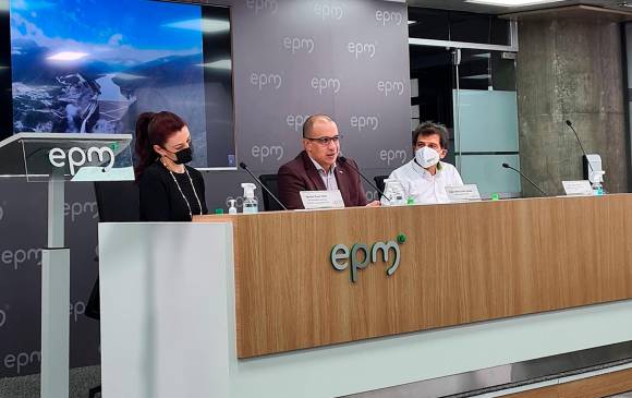 El gerente de EPM, Jorge Carrillo (en el medio) aseguró que decidieron pagar al BID a raíz del fallo de la Contraloría General en contra de CCCI. FOTO Cortesía