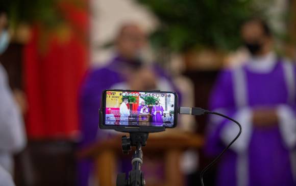 Además de las transmisiones por televisión, los católicos podrán seguir las celebraciones de Semana santa a través de las redes sociales de las distintas parroquias . Foto: Andrés Camilo Suárez